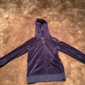 Juicy couture mjukis kofta - En mörk blå juicy kofta med tryck på ryggen, storlek 12