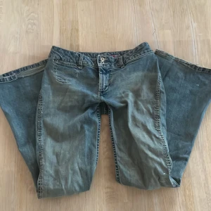 Low waist jeans  - Ett par lågmidjade utsvängda miss sixty jeans.midje mått tvärs över 35,5💋