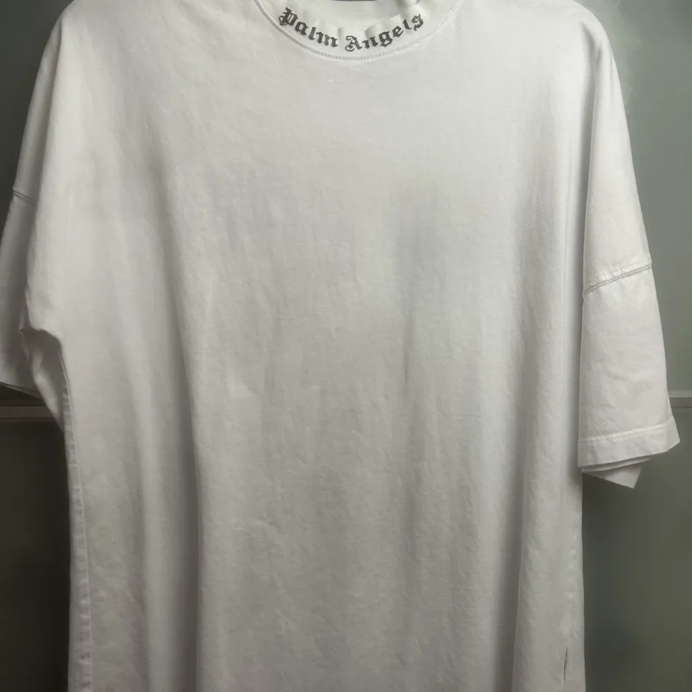 En palm angels t-shirt köpt från farfetch för 2000kr använd ett par gånger, men används ej längre så varför inte sälja den. T-shirt är oversized.. T-shirts.