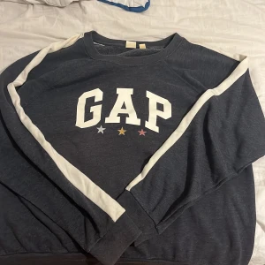 Äkta GAP tröja/sweatshirt - En skön och bra tröja som är precis som ny. Köptes för 399 kr.