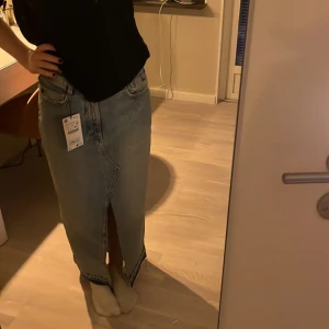 Långkjol - Superfin jeanskjol med slits fram från zara, aldrig använd med prislapp kvar. Köpt för 399kr💌
