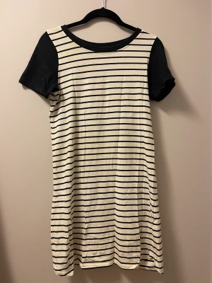 T-shirt klänning  - Fin t-shirt klänning från Hollister. Svart/vitrandig.