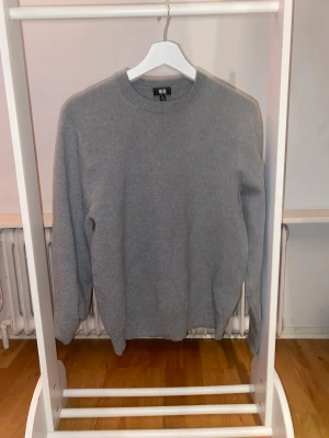 Grå uniqlo tröja - Säljer sena skit snygga grå tjock tröja från uniqlo. Skicket är 9/10 det finns inga defekter. Jag har använt den 1 gång. Tröja passar jätte bra nu till hösten då den är varm,skön coh snygg. Storleken är xs, men skulle säga att den passar dom xs-s.