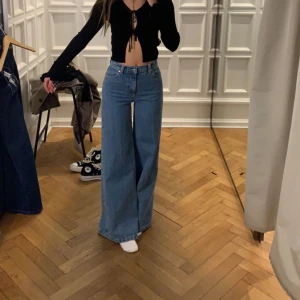Vida jeans  - Vida jeans från &otherstories i nyskick! De är endast använda vid tillfället då jag provade de i provrummet💛De är i storlek 25/32, och har en mycket fin passform!! Säljer för 400kr exklusive frakt 