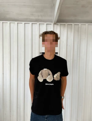 Palm angels tröja  - Säljer min palm angels tröja. Nu när jag inte har andvändning av den. Den passar även som en m!