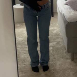 Mellanblå low waist jeans från weekday , modell Arrrow low waist, waist 24 längd 32