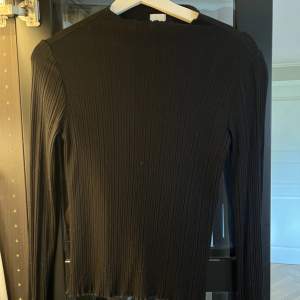 Ribbad svart tröja från h&m, i gott skick. Säljes pga aningen för liten! 