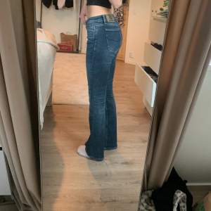 Skit snygga Crocker jeans  Jag är 160cm Size waist: 26 Size length: 31 (jag brukar ha storlek XS de kan funka till storlek S)