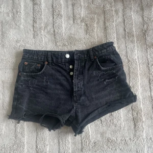 Zara shorts  - As snygga shorts från Zara i storlek 36, aldrig använda🥰❤️ Frakt tillkommer 