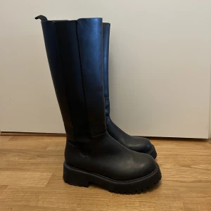 Boots - Skit snygga stövlar från monki i storlek 38, använda fåtal gånger 