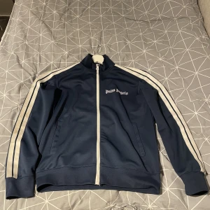 Palm angels zip upp hoodi  - Palm angels zip upp hoodi bra kvalitet inga skador och stl S men passar även M