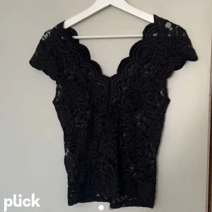 Super fin spets topp - Säljer denna snygga spets topp!! Endast använd 1 gång, ❗️högsta bud 200kr❗️ köp direkt för 250kr