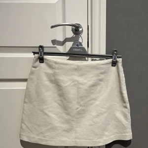 Djerf Avenue Kjol - Kjol från Djerf som jag inte riktigt använder längre! Inte kritvit i färgen, neutral!