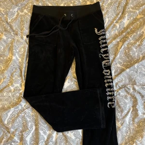 Juicy couture - Ett par äldre men fina juicy byxor🤍 strl S och bootcut model, allt är helt å alla diamanter sitter kvar såklart🤍 300+frakt!