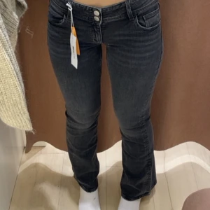 Ginatrico jesns  - Säljer nu dessa helt oanvända ginatrico Jensen, i stolek 158 (xs), färg mörkgrå! Sitter så sjukt fint på! Lågmidjade🤍säljer för 300kr+frakt (slutsålda på deras hemsida)