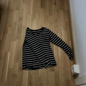 Randig tröja - En jätte fin svart,vit randig tröja. Säljer pga den aldrig kommer till användning.