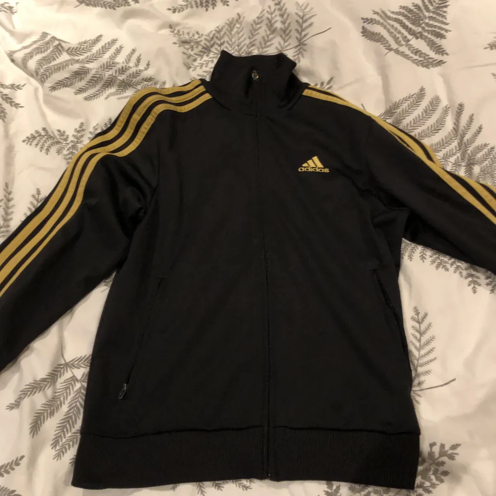 Säljer denna supercoola adidas kofta som är i väldigt bra skick, den är i storlek S-xs och är lite över midjan. Den är så snygg till ett par lågmidjade jeans och ett svart linne. Säljer pågrund av att jag behöver pengar 🥰. Tröjor & Koftor.