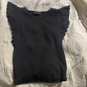 Volang topp - Volang topp från Zara,storlek S. Avänd ganska många gånger men inga defekter eller liknande💕