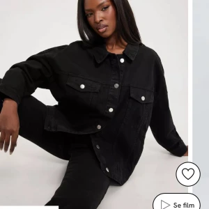 Svart jeansjacka  - Säljer denna super snygga oversized jeansjackan då jag ska köpa en ny. Köpt för 600💕