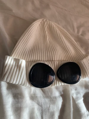 Cp company mössa - Jätte fräch cp company mössa. Köpt förra året men kom inte till så mycket användning, bara fåtal gånger innan våren kom. 