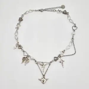 Handgjort halsband och exklusiv design🖤 Gjord i bra kvalitet💎Material- rostfritt stål, pärlor, zinklegeringar och glas. Längd: 35cm + 5cm 