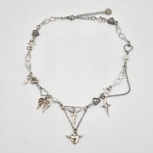 Handgjort halsband  - Handgjort halsband och exklusiv design🖤 Gjord i bra kvalitet💎Material- rostfritt stål, pärlor, zinklegeringar och glas. Längd: 35cm + 5cm 