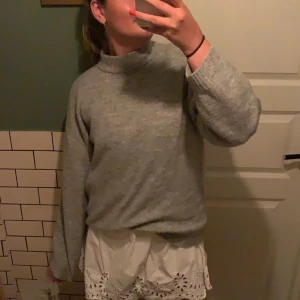 stickad tröja - Superfin stickad tröja från monki, perfekt längd och jättemjuk! 