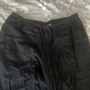 lågmidjade linnebyxor  - linnebyxor från hm som är lite uppsydda så passar runt 160 