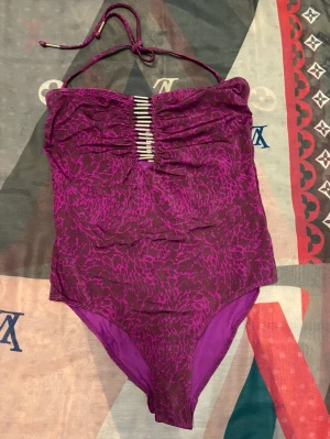 Oanvänd Baddräkt  - Helt nytt baddräkt utan lapp. 👉Från:H&M  👉Storlek:42 👉Pris:400:- 🌱Rökfritt finns kanariefågel hemma