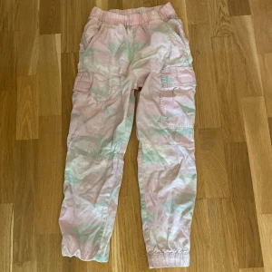 Rosa gröna byxor - Säljer dessa jätte fina byxor❤️🫶