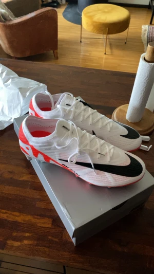 Nike mercurial AG Elite 42,5 - Säljer dessa i 42,5 (nypris 3000kr) använda i två veckor. Säljer pga av att de ej passar min fot.
