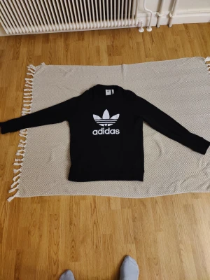Adidas Sweatshirt - Tröja i utmärkt skick. 