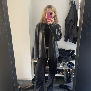 Vintage oversized leather jacket - Oversized läder jacka, mans storlek, är osäker på strl. Jag är iaf 166 och bär normalt 36/s. I superfint skick och med fordring så den är varm nog för vintern💗