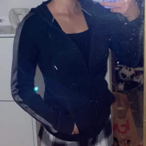 Puma tröja - Puma zip-up hoodie i storlek XS i jätte fint skick :)