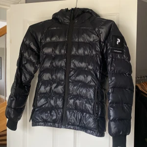 peak performance jacka  - Säljer min vinterjacka ifrån Peak Performance. Svart blank i storlek M. Riktigt fint skick.
