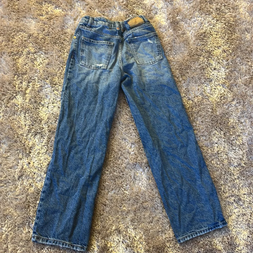 Ett par Zara jeans, aldrig använda och säljer eftersom de är för små. . Jeans & Byxor.