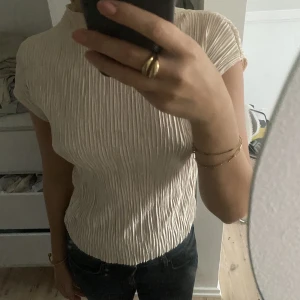 Guldig topp - Jätte fin guldig topp från zara som man både kan använda i skolan och på fest.