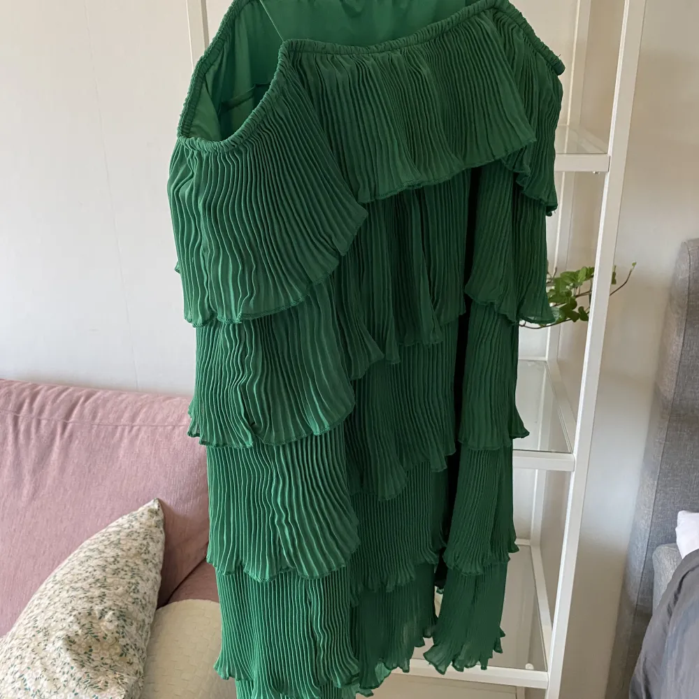 Grön volang klänning från boohoo. Den är helt ny och aldrig använd. Jättefin men kommer inte till användning. . Klänningar.