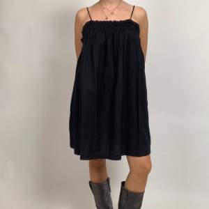 Jättesöt svart puffig klänning från H&M✨ perfekt att styla på olika sätt. Storlek M med justerbara band🧚‍♀️💛✨