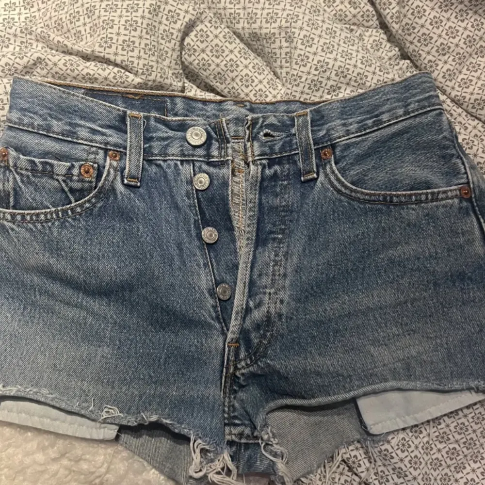 Skitsnygga jeans från Levis i lågmidjad modell 🙌🏼💕 i fint skick! Säljer då de tyvärr är lite för små för mig men sitter skitsnyggt på. Inte mina bilder. Skriv privat om ni har frågor 🙌🏼. Shorts.