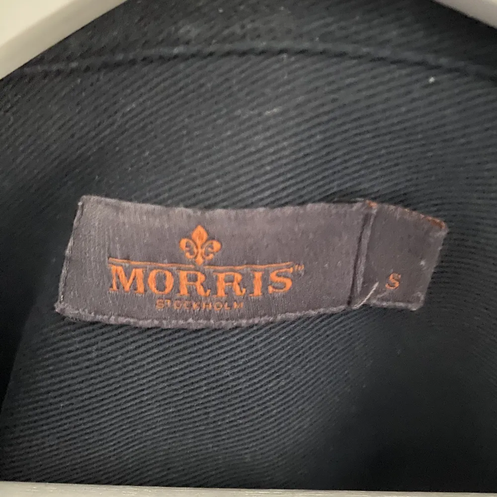 Säljer nu min Morris Overshirt pga att den sällan kommer till användning, skick 9/10, nypris 2000, mitt pris 1299kr. Jackor.