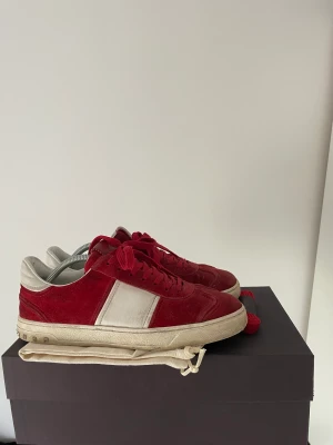 Valentino Flycrew - Valentino Flycrew i storlek 42,5 till någon stekare   Skriv om du vill ha fler bilder🤙🏻  