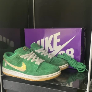 Nike Sb dunk low saint patricks day - 🍀Nike dunk low SB saint patricks day 🍀🔥Storlek 39 🔥💯Replacementbox tillkommer 💯🌹Skickar gärna fler bilder eller svarar på frågor 🌹📦Kan fraktas eller mötas upp i Stockholm 📦🌸Pris kan diskuteras vid snabb affär 🌸