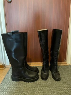 zara klackskor och hm boots - Helt nya svarta stövlar från hm, aldrig använda. Strl 39.  Något använda svarta klackskor från zara, strl 39. De har en gulddetalj bak på hälen. Ca 10 cm höga  Ett par 400kr, båda 700kr