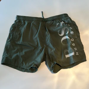 Hugo Boss badshorts strl M  - Köpt år 2021 