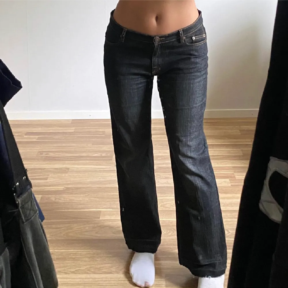 SÄNKT PRIS‼️ Sjukt snygga lowrise jeans som tyvärr inte är min stil längre.  Lite långa på mig som är 160.. Jeans & Byxor.