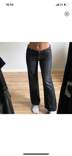 Lågmidjade jeans - SÄNKT PRIS‼️ Sjukt snygga lowrise jeans som tyvärr inte är min stil längre.  Lite långa på mig som är 160.