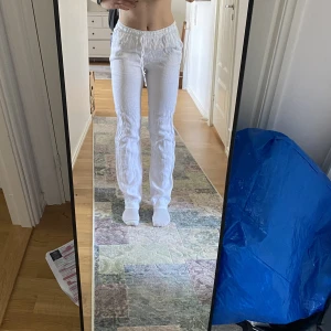 Linnebyxor  - Linnebyxor från Design By Si säljes, stl M. Helt oanvända, lappen kvar. Jag är 170. Köparen står för frakt 🫶🏻