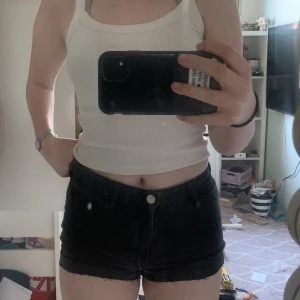 Svarta jeans shorts - Det är ett är gamla jeans jag har klippt till shorts. Bra kvalite men de är bara inte min stil längre<3