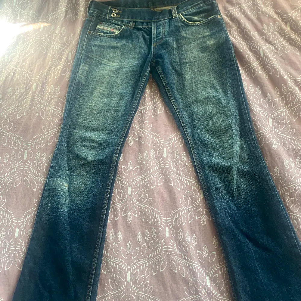 Lite äldre lågmidjade diesel jeans, strl 36💞. Jeans & Byxor.